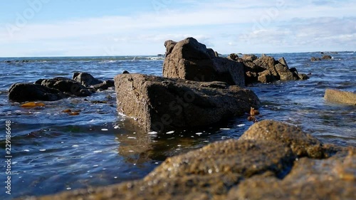 Rochers dans la mer et petite vague