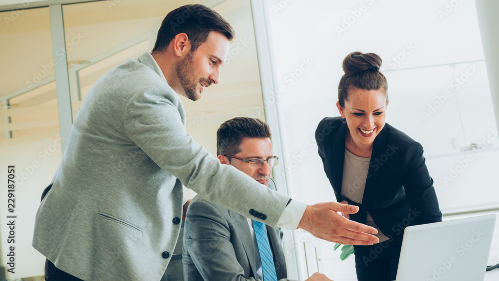 Obraz premium Entrepreneurs and business people conference in modern office