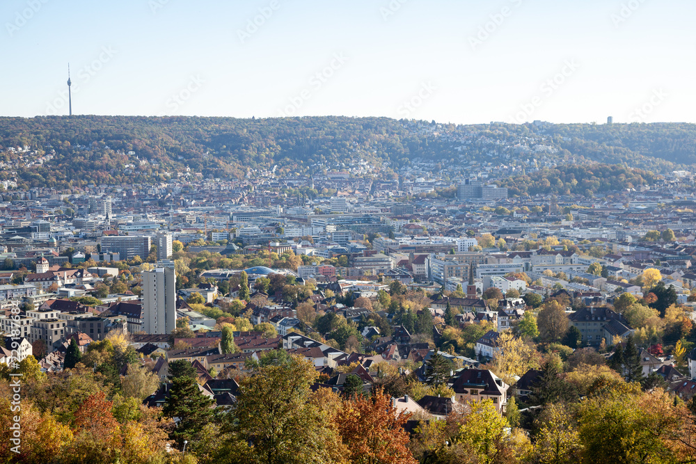Herbstliches Panorama des Stuttgarter Talkessels vom Aussichtspunkt Bismarckturm