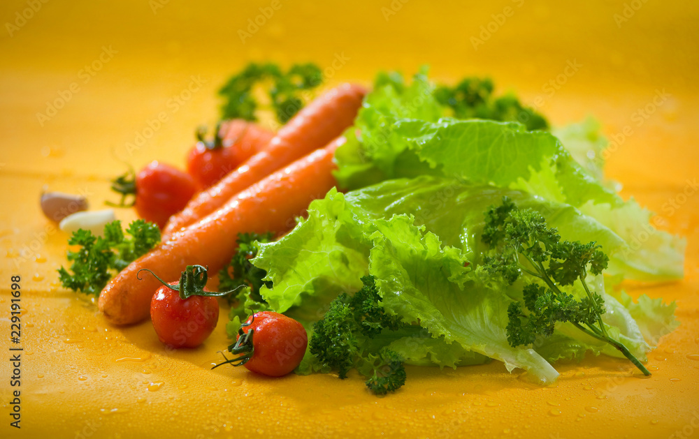 Овощи - морковь, помидоры, чеснок, салат на желтом фоне Vegetables - carrots, tomatoes, garlic, lettuce on a yellow background Овощи - морковь, помидоры, чеснок, салат на желтом фоне Vegetables - carrots, tomatoes, garlic, lettuce on a yellow background