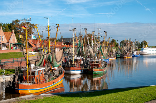Kutterflotte im Hafen von Greetsiel bei blauem Himmel