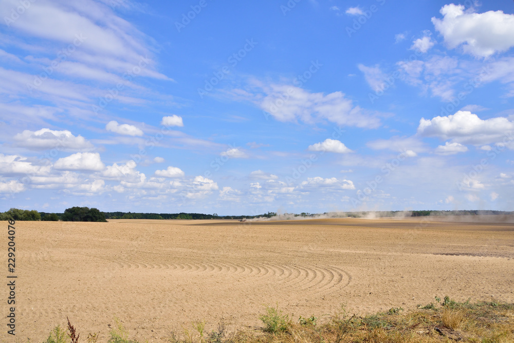 Traktor auf trockenem Feld