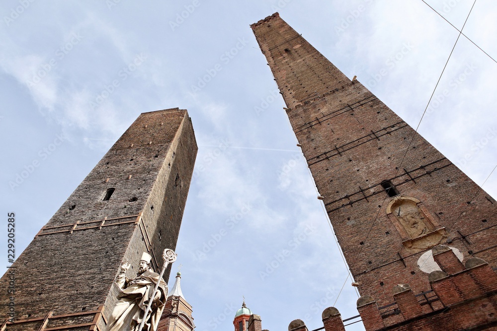 Torre degli Asinelli (97 mt) e torre Garisenda (48 mt) a Bologna, Emilia Romagna, Italia, Europa.