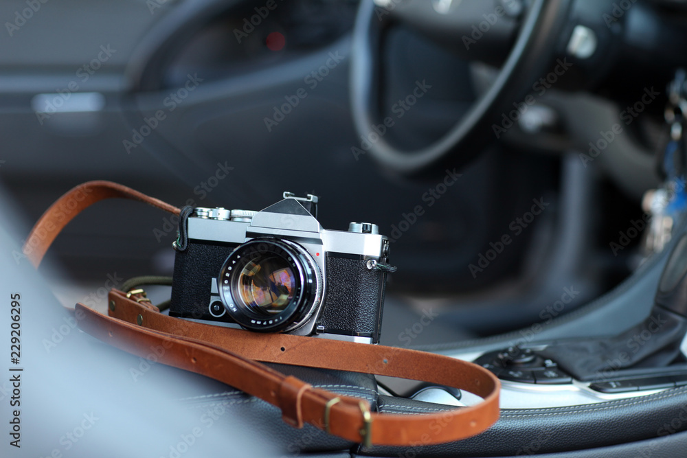 Klassische Analog Kamera im Auto