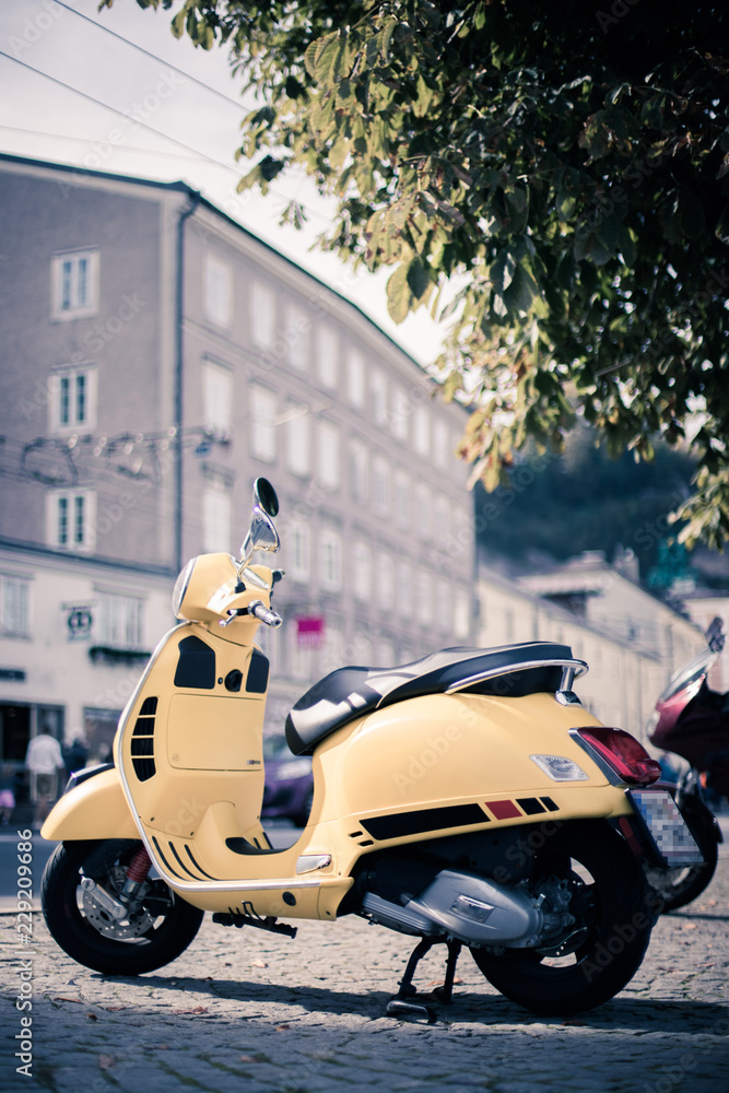 Moped/Roller gelb in der Altstadt im Herbst, Vintage 