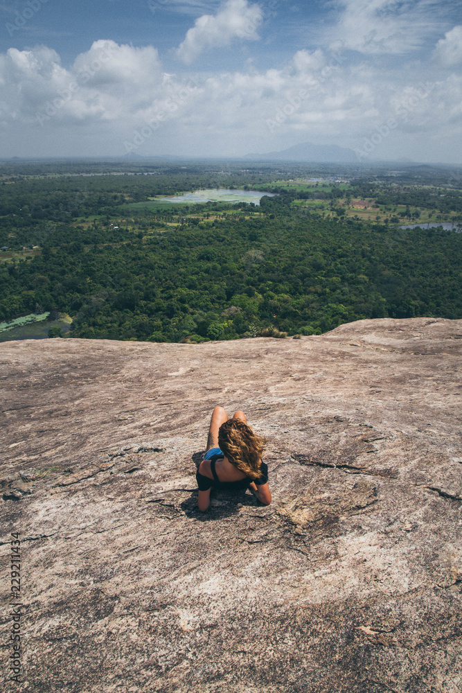 femme allongée sur Rocher de Pidurangala au Sri Lanka nature femme allongée sur Rocher de Pidurangala au Sri Lanka nature