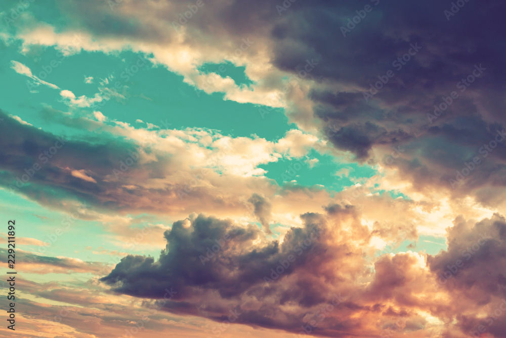 Obraz premium Dramatic clouds in the evening sky