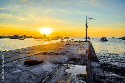 Coucher de soleil sur le port de San Cristobal aux Galapagos photo