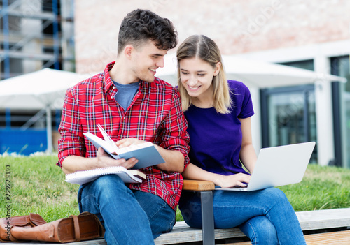 Studenten Paar lernt gemeinsam