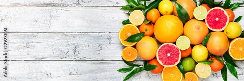Panel kuchenny z motywem Fresh citrus fruits background. Orange, grapefruit, lemon, lime, tangerine. Mix citrus fruits with leaves. Long web format. Copy space