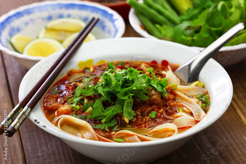 Fotografi Lao khao soi, wide rice noodles soup with spicy minced pork, laos food