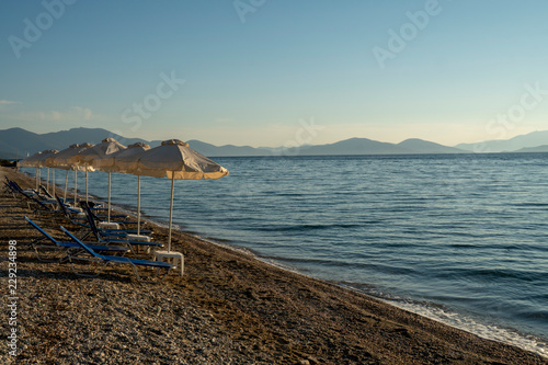 Urlaub am Meer: Liegestühle und Sonnenschirme bei Sonnenuntergang © Madeleine