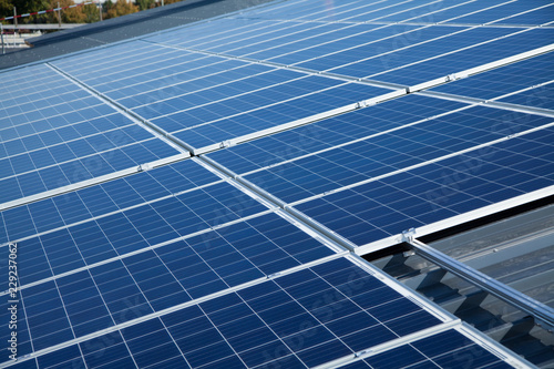 Wallpaper Mural Aufbau einer Photovoltaik- Anlage Torontodigital.ca