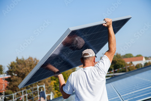 Aufbau einer Photovoltaik- Anlage photo