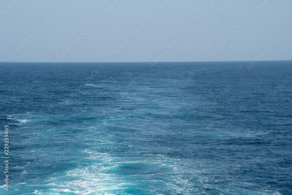 Blau in Blau; Heckwelle einer Fähre auf dem offenen Ozean