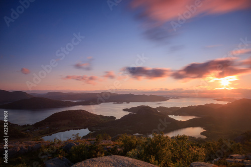 Sonnenuntergang im Fjord in Norwegen