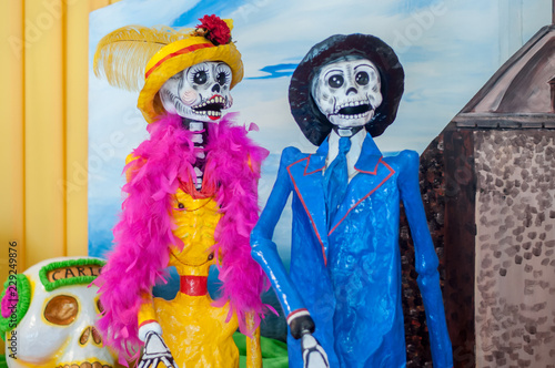 par de catrinas mexicanas vestidas con trajes elegantes de gala y calavera  dia de muertos halloween elegantes pareja catrina Stock Photo | Adobe Stock