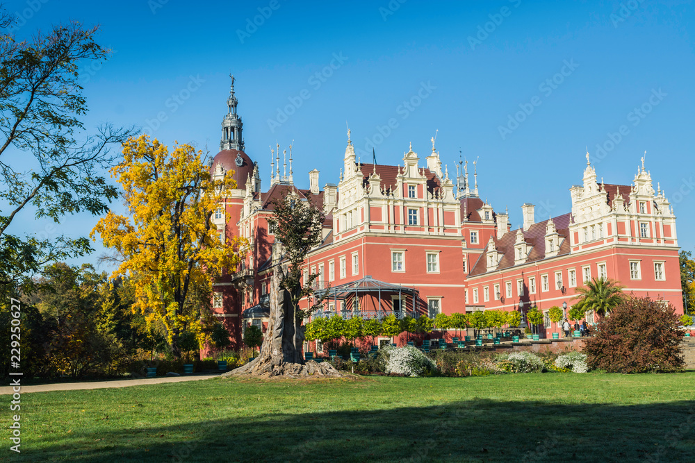 Fototapeta premium Przepiękny zamek i ogrody - Fürst Pückler Park w Bad Muskau