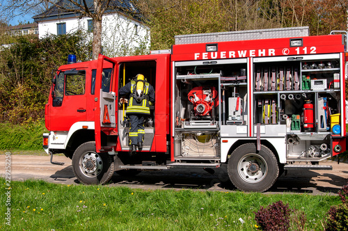 Photography Feuerwehrfahrzeug mit aussteigendem Atemschutzgeräteträger an einer Einsatzstell