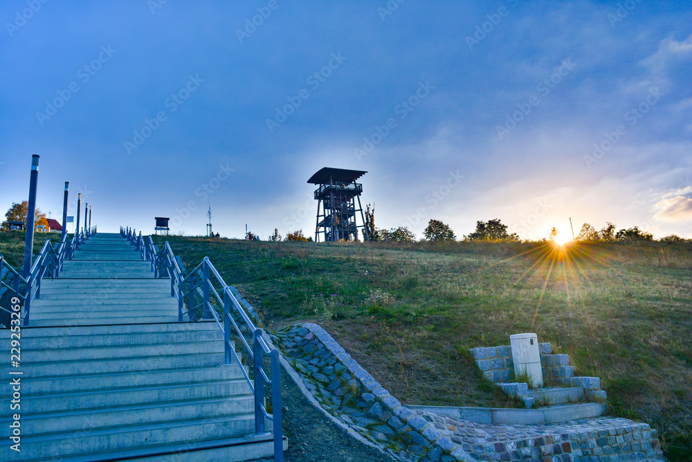 Treppe mit Aussichsturm bei Sonnenuntergang 