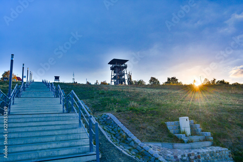 Treppe mit Aussichsturm bei Sonnenuntergang 