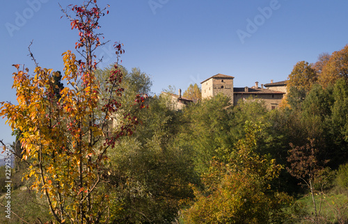 Panorama autunnale sul borgo "La Scola" nell'appennino bolognese © Rusticelli Fabio