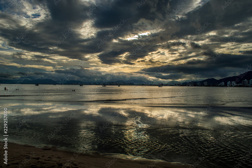 Obraz premium sunset over the lake