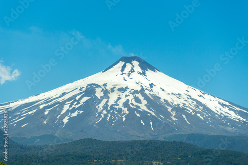 Hermosos volcanes de la Cordillera de los Andes Chile © victor