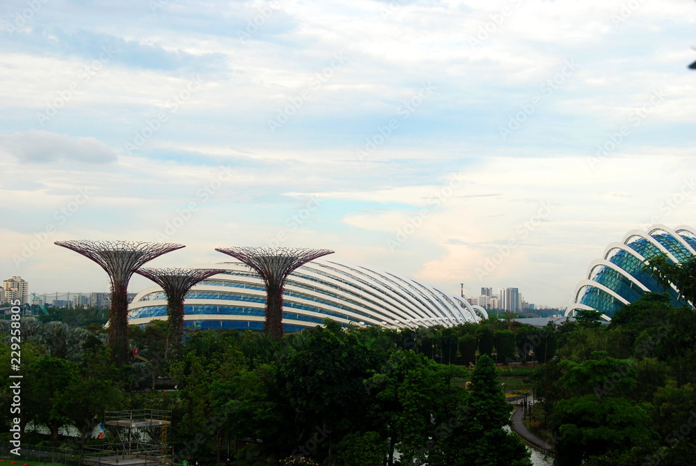 Fototapeta premium View of Gardens by the Bay with Flower Dome and Cloud Forest in Singapore