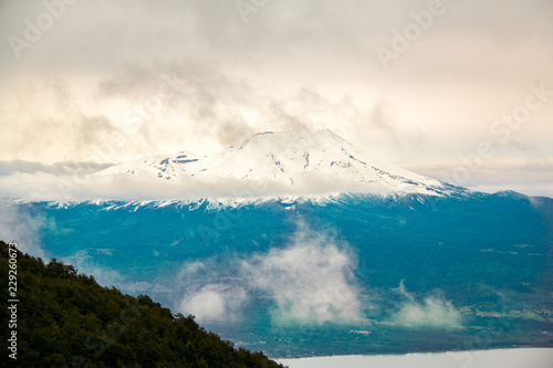 Hermosos volcanes de la Cordillera de los Andes Chile © victor
