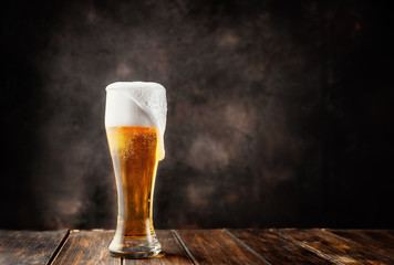 Fotobehang Kroeg Koud bierglas op donkere achtergrond  © Katecat