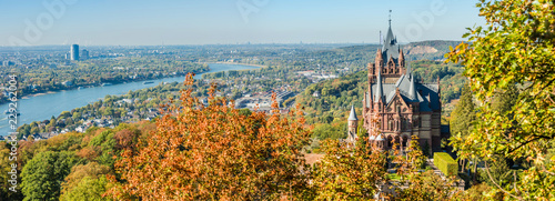 Cuadro en lienzo Drachenburg und Bonn im Herbst; Siebengebirge; Deutschland