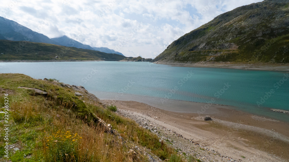 Splügenpass mit dem Stausee Monte Spluga und umliegenden Bergen im Sommer