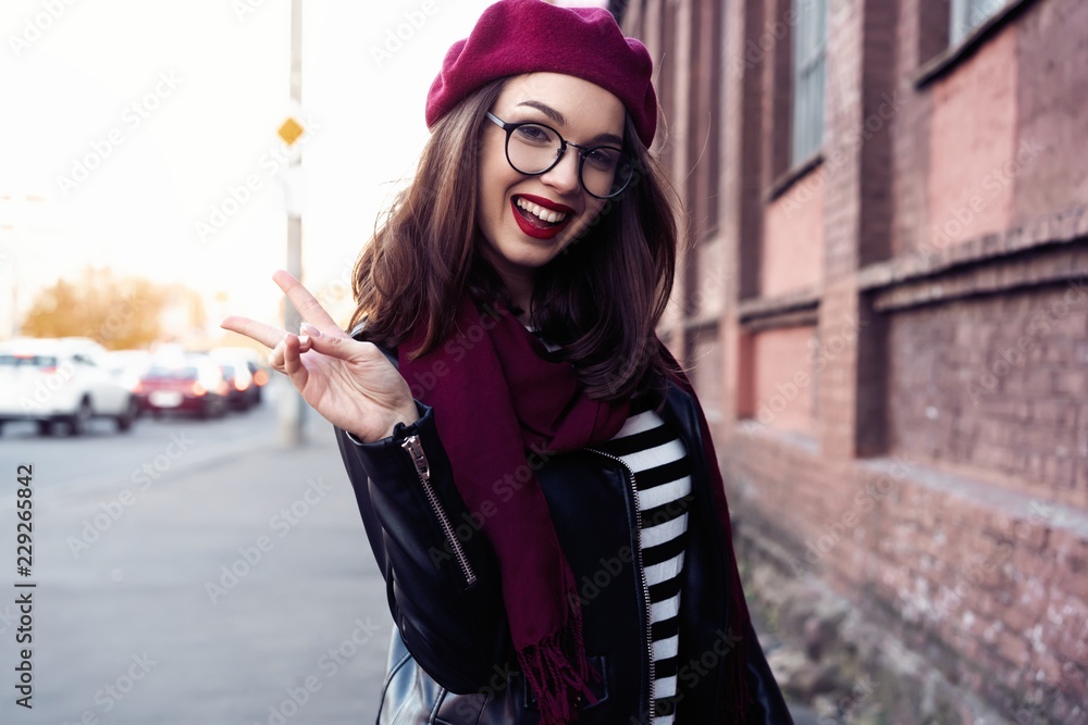 Φωτογραφία season and people concept - Autumn portrait of happy girl