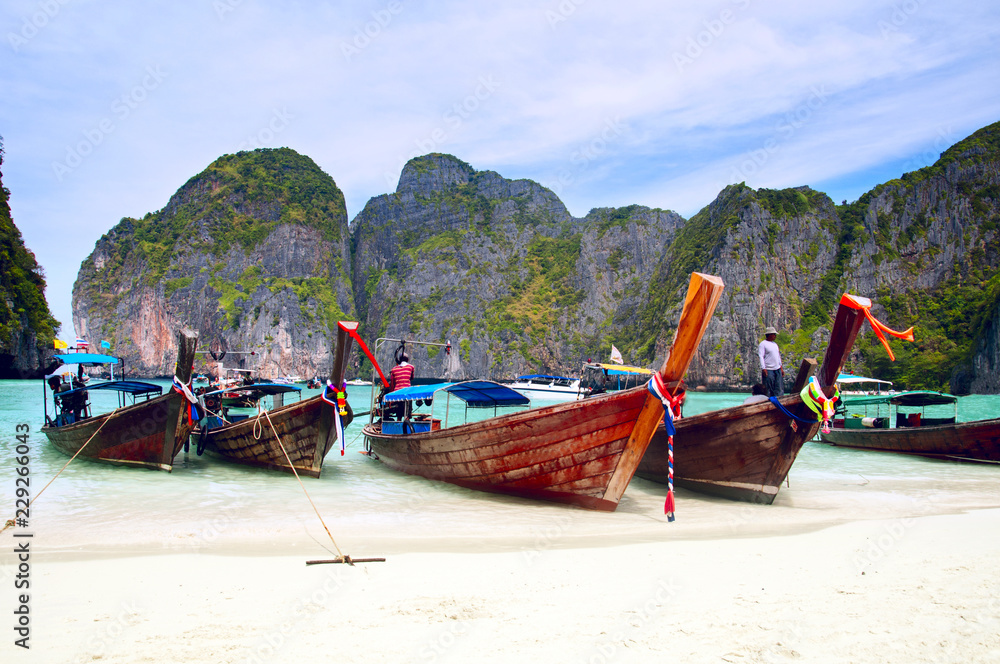 Obraz premium Traditional Thai long tail boat on the famous beach on Kho Phi Phi island, Thailand
