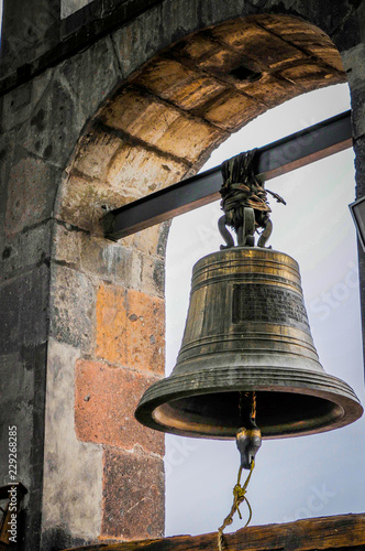 campana catedral luz natural sol rustica photo
