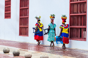 Fototapete Südamerika Palenqueras Obstverkäuferinnen in Cartagena  © anamejia18