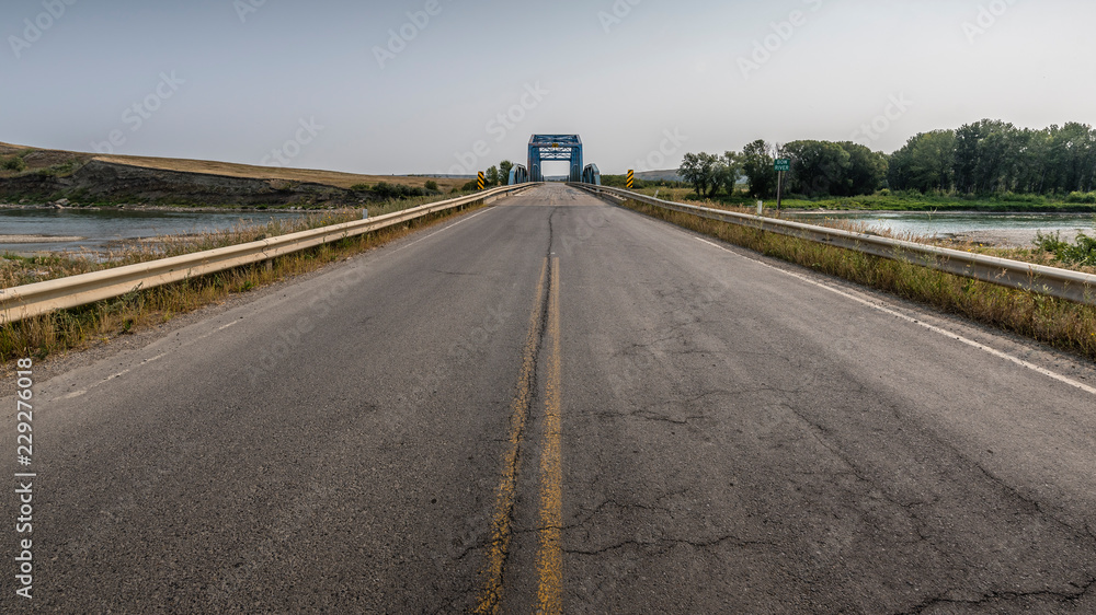 Naklejka premium Bow River Crossing on the Siksika Nation