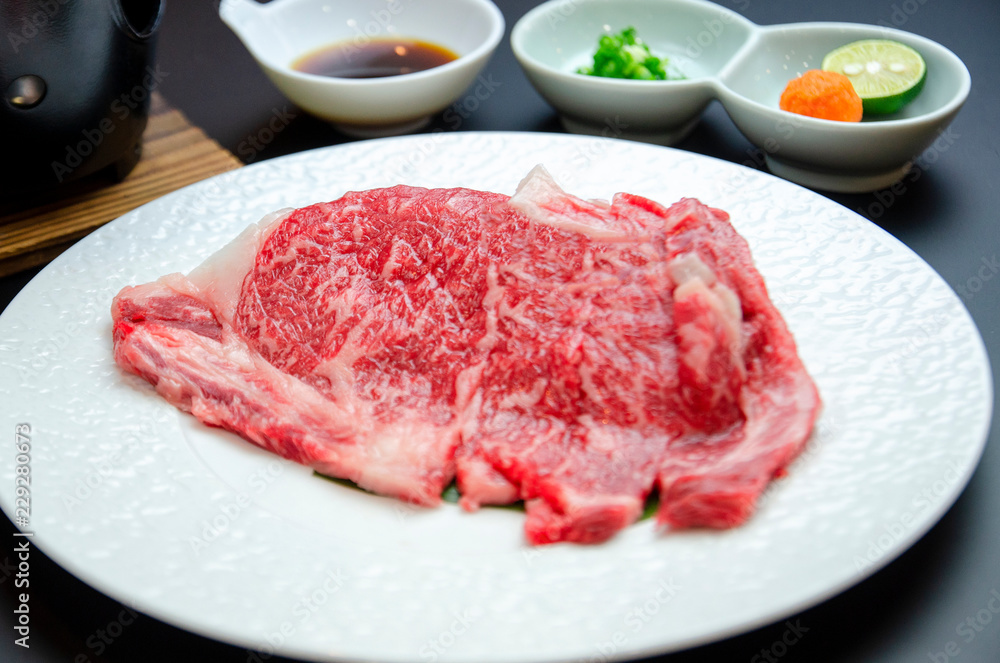 肉　食べ物　ビーフ　ステーキ　皿　盛り付け　 牛肉　霜降り　赤身　料理　飛騨牛　グリル　焼　バーベキュー　サーロイン　食事　料理　肉汁　柔らかい　調理　レストラン　ねぎ　タレ　焼肉　脂　松坂牛　A5 とろける　美味