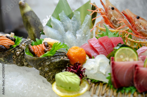 食べ物 お造り 刺身 鮪 はまち 鯛 海老 サザエ ウマズラハギ 新鮮 貝 食事 ランチ 大葉 美食家 ダイエット ワサビ 海 料理 寿司 おいしい アップ 昆布 船 盛り付け 調理 ホテル 海鮮 豪華 宿 居酒屋 一品 鰤 活き造り とれたて 魚 産地 直送 プリプリ 赤身 トロ 漁師 港