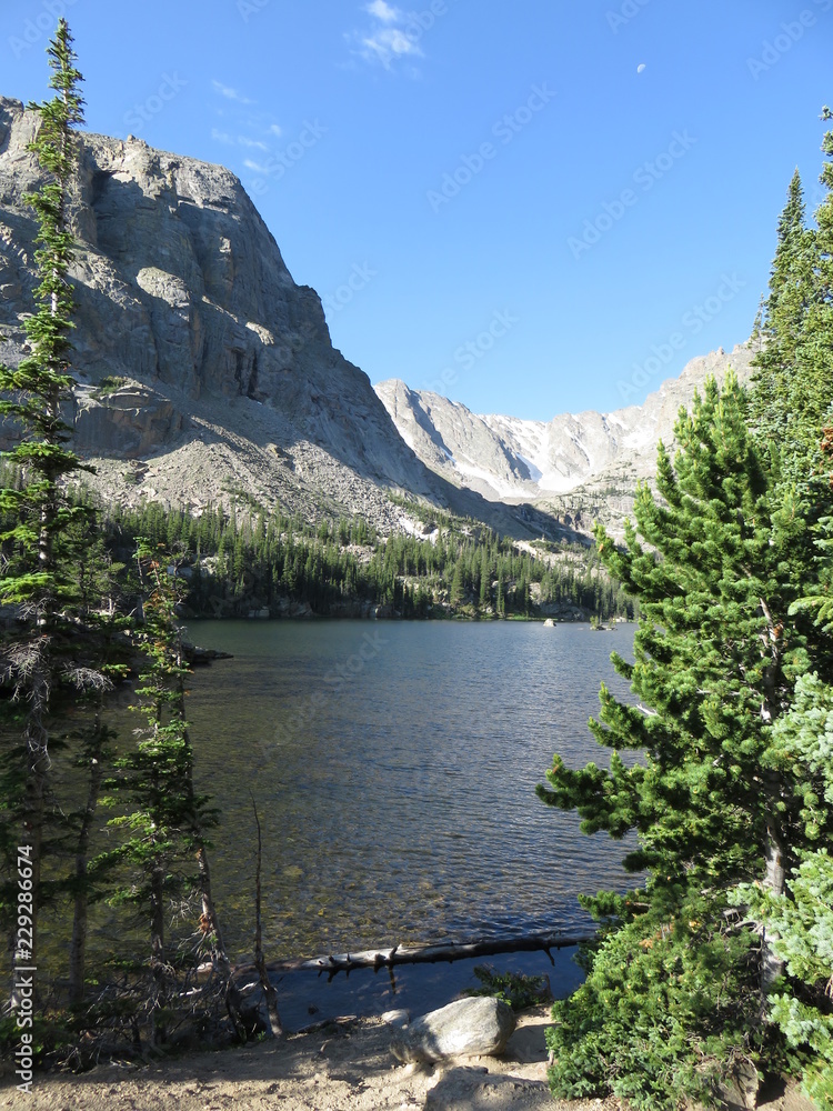 Fototapeta premium glass pond in rocky mountain national park