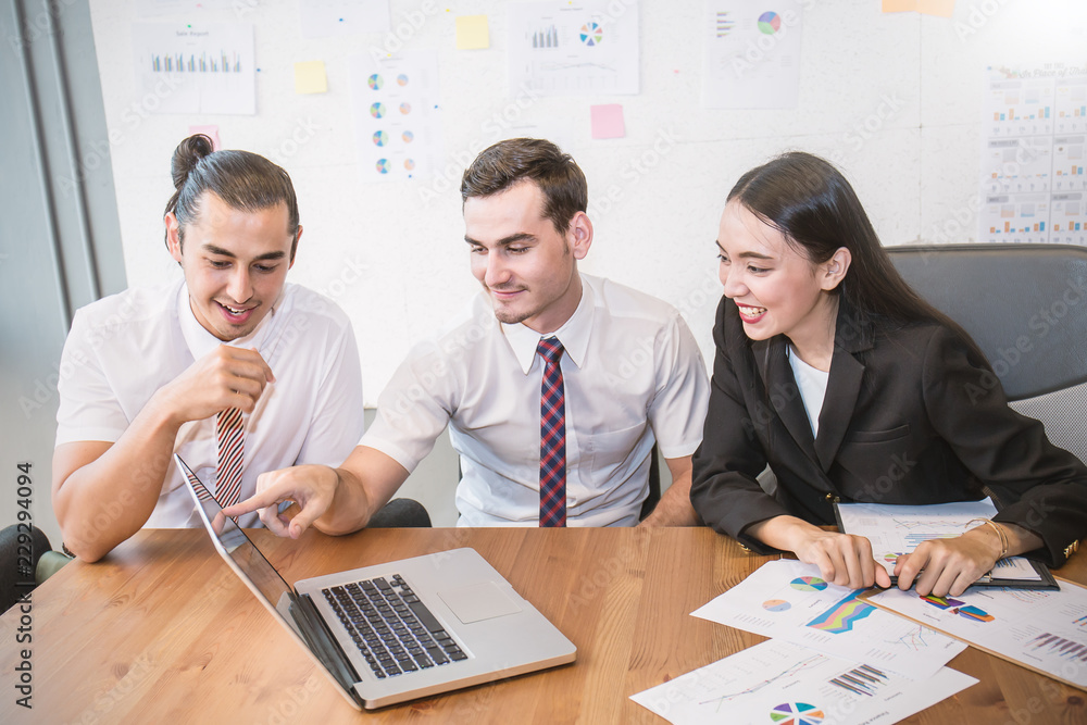 Φωτογραφία Portrait of beautiful young woman with group business meeting talking and having