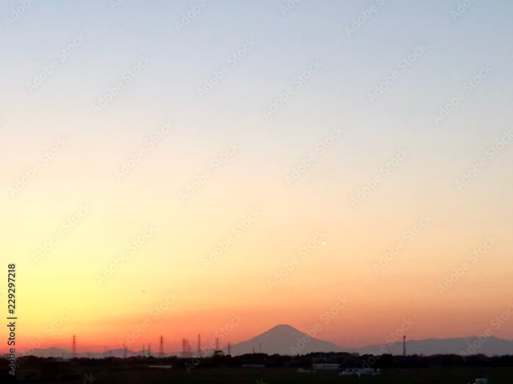 夕焼けに浮かぶ富士山のシルエット