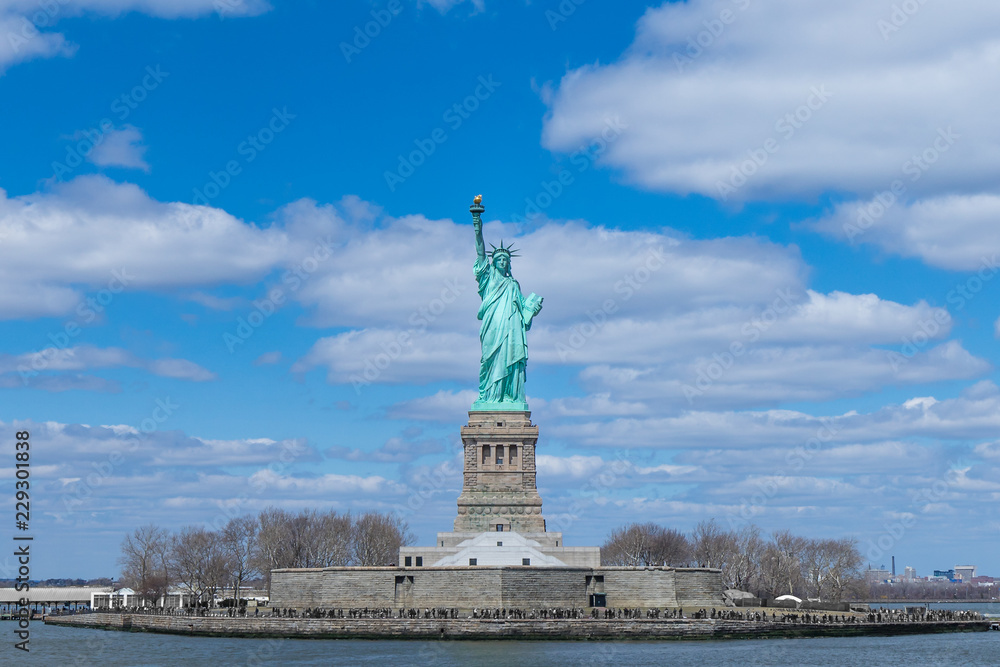 Fototapeta premium The Statue of Liberty and Manhattan, New York City, USA