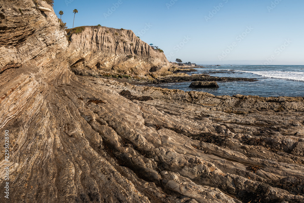 Fototapeta premium Cliff in the Ocean, Pacific Coast Highway, San Luis Obispo Bay, California