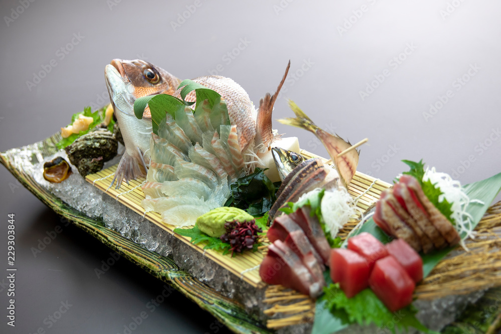 お造り 刺身 鮪 はまち 鯛 アジ カツオ 鯵 新鮮 姿 食事 日本料理 大葉 Sashimi