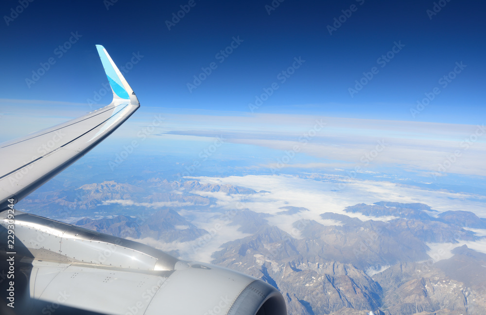 Fototapeta premium blick auf die erde aus dem flugzeug fenster