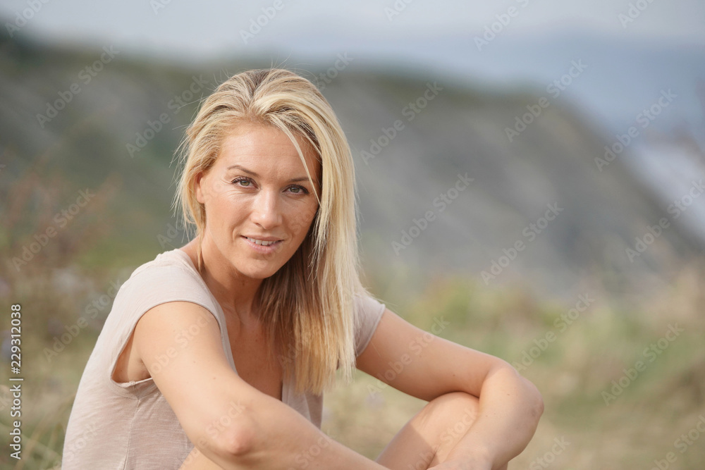 Naklejka premium Portret pięknej 40-letniej blond kobiety