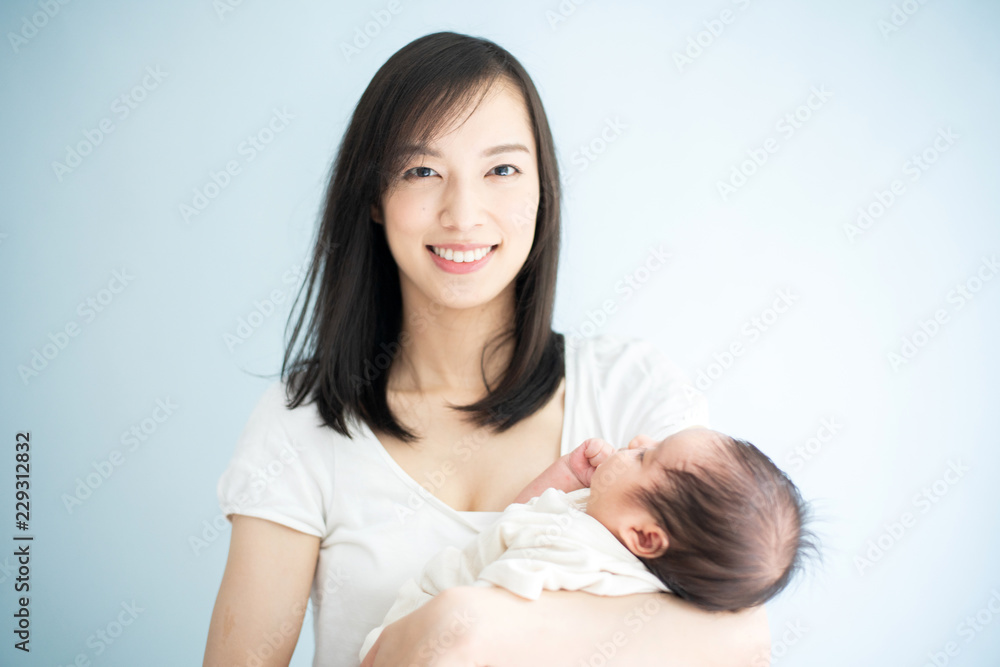 赤ちゃんを抱いた女性 赤ちゃんを抱いた女性