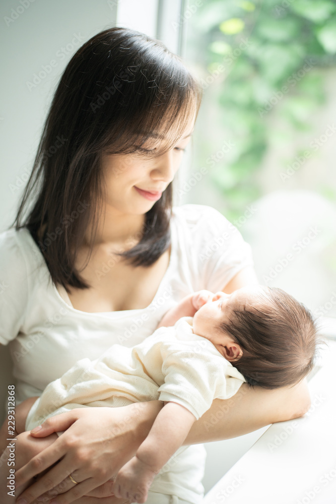 赤ちゃんを抱いた女性 赤ちゃんを抱いた女性